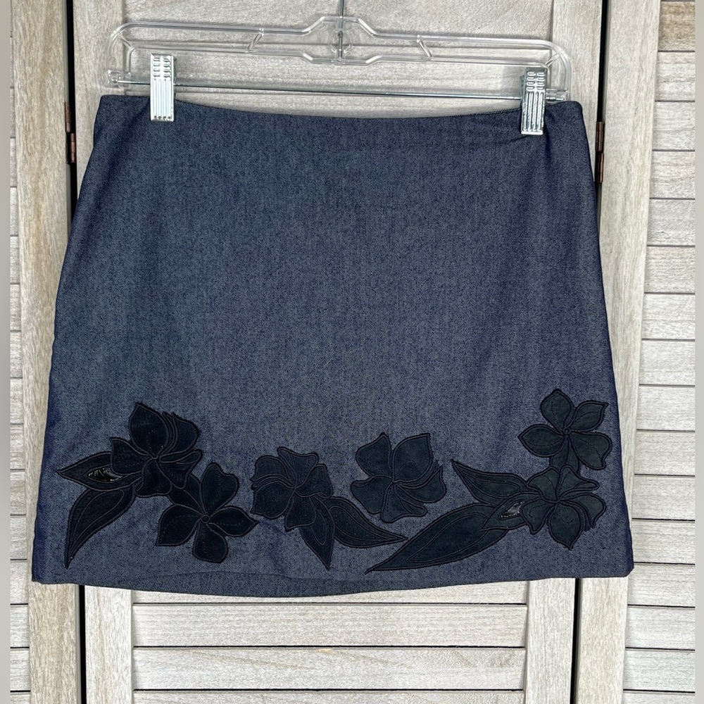 EXPRESS Stretch Denim Mini Skirt w Leather Floral Applique Dark Blue/Black-3/4